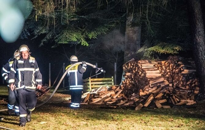 Brandstiftungsserie auf dem Schurwald? - Wieder brennt Holzstapel - Bild 12_11