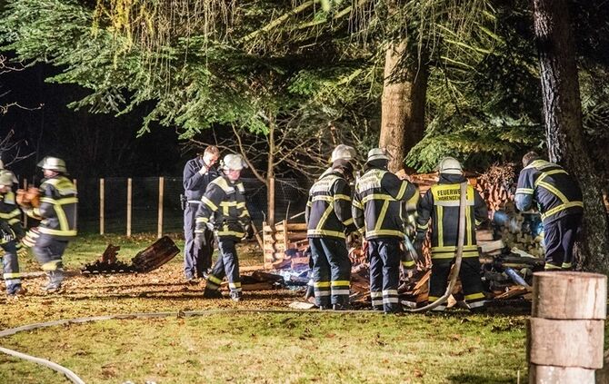 Brandstiftungsserie auf dem Schurwald? - Wieder brennt Holzstapel - Bild 13_12