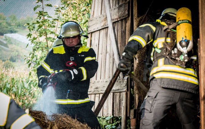 Scheune gerät in Brand - Bild 09_1