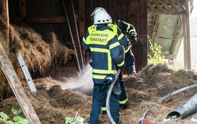 Scheune gerät in Brand - Bild 12_3