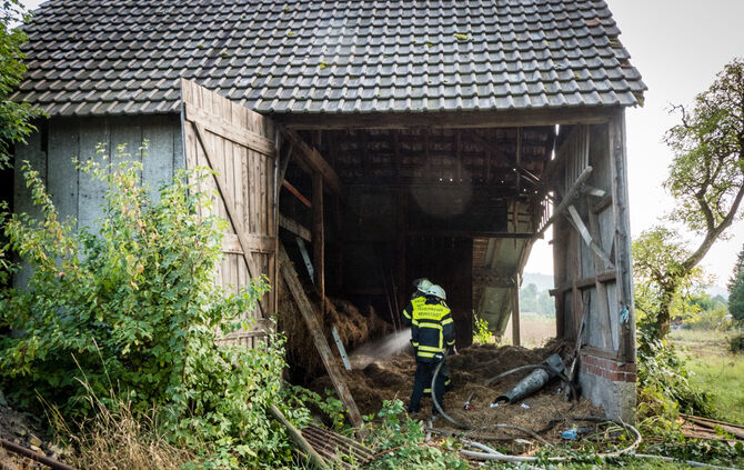 Scheune gerät in Brand - Bild 13_4