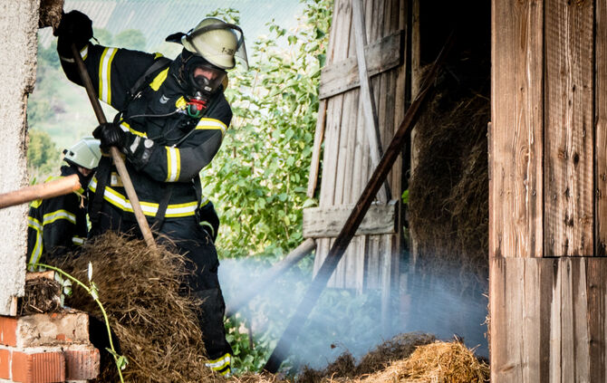 Scheune gerät in Brand - Bild 11_5