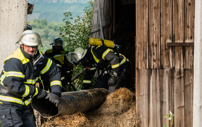 Scheune gerät in Brand - Bild 10_6