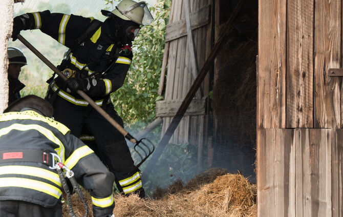Scheune gerät in Brand - Bild 08_7