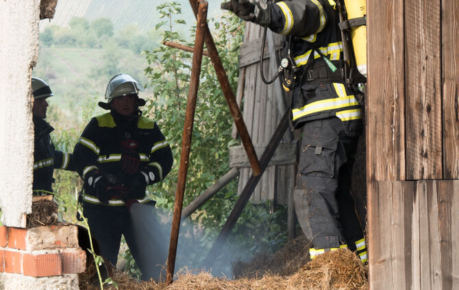 Scheune gerät in Brand - Bild 07_8