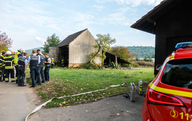 Scheune gerät in Brand - Bild 06_9
