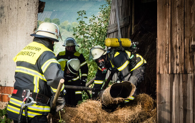 Scheune gerät in Brand - Bild 04_11