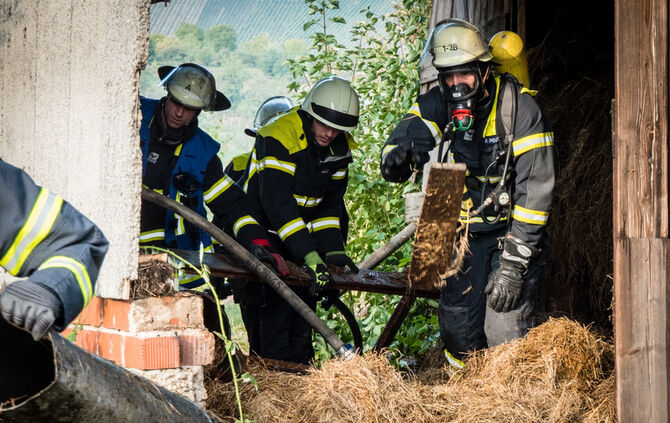 Scheune gerät in Brand - Bild 03_12