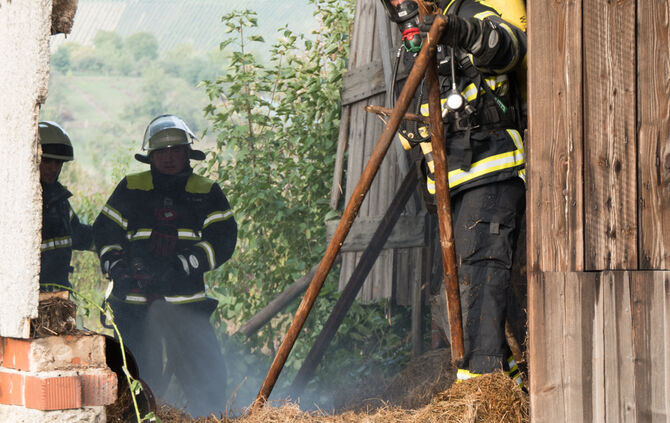 Scheune gerät in Brand - Bild 02_13