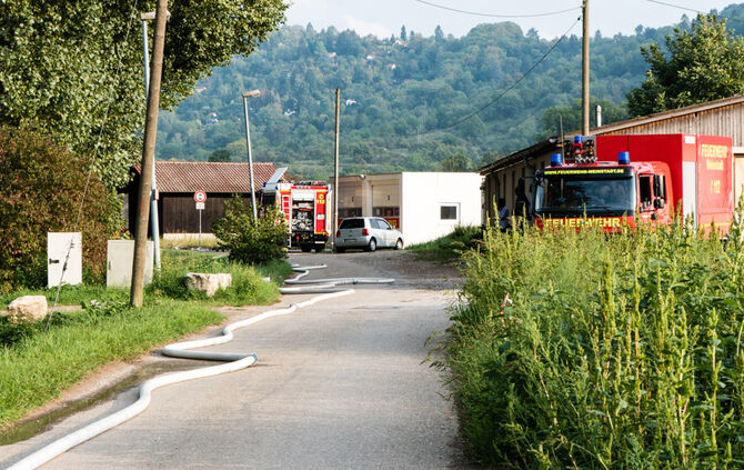 Scheune gerät in Brand - Bild 01_14