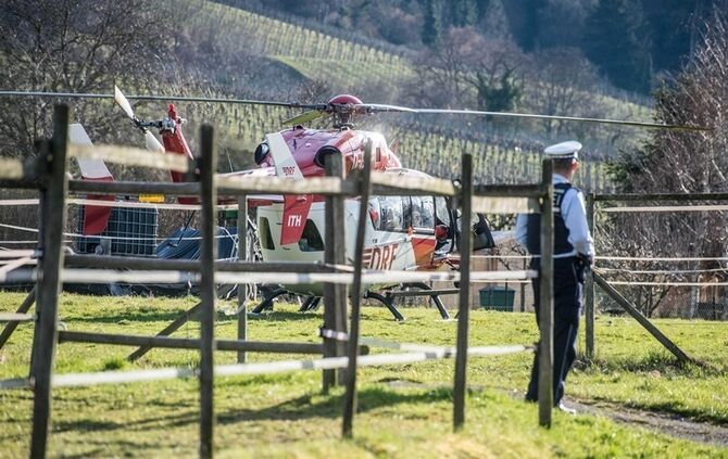 Person stürzt 2 Meter tief – Rettungshubschrauber im Einsatz - Bild 12_0