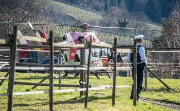 Person stürzt 2 Meter tief – Rettungshubschrauber im Einsatz - Bild 12_0