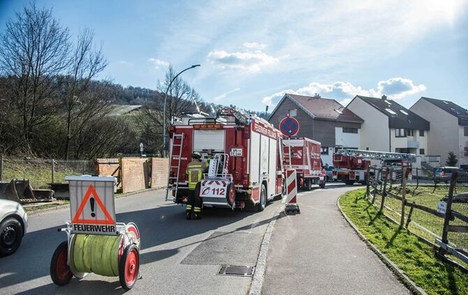 Person stürzt 2 Meter tief – Rettungshubschrauber im Einsatz - Bild 01_1