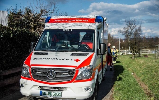 Person stürzt 2 Meter tief – Rettungshubschrauber im Einsatz - Bild 09_7