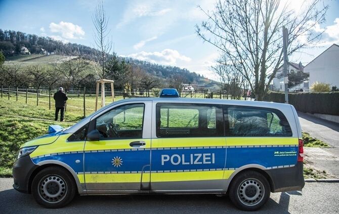 Person stürzt 2 Meter tief – Rettungshubschrauber im Einsatz - Bild 11_9