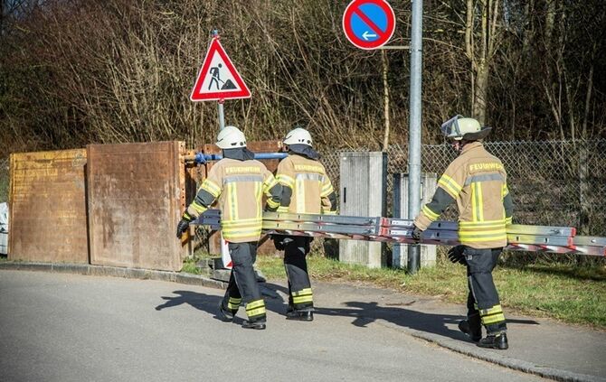Person stürzt 2 Meter tief – Rettungshubschrauber im Einsatz - Bild 13_10