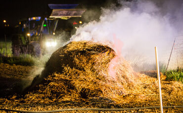 Brand von Strohballen an Feldscheuer, Remstalstr., Fellbach-Schmiden, 27.04.2018.