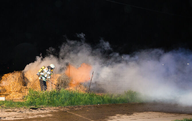Brand von Strohballen an Feldscheuer, Remstalstr., Fellbach-Schmiden, 27.04.2018.