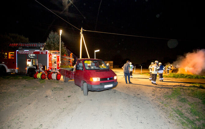 Brand von Strohballen an Feldscheuer, Remstalstr., Fellbach-Schmiden, 27.04.2018.