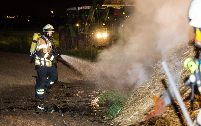 Brand von Strohballen an Feldscheuer, Remstalstr., Fellbach-Schmiden, 27.04.2018.