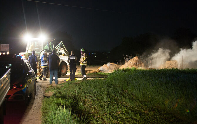 Brand von Strohballen an Feldscheuer, Remstalstr., Fellbach-Schmiden, 27.04.2018.