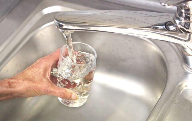 Wasser Trinkwasser Wasserhahn Wasserglas Symbolfoto