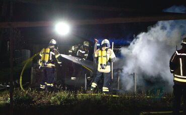 Brandstiftung? - Holzverschlag steht lichterloh in Flammen - Bild 04_0
