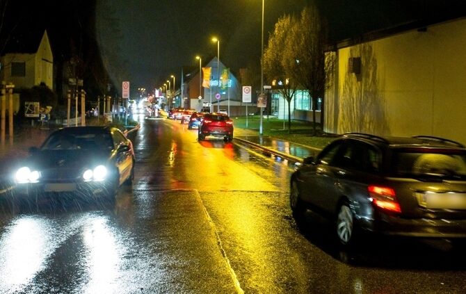 Die stark befahrene Neckarstraße in Hegnach zum abendlichen Berufsverkehr, 13.12.2019.