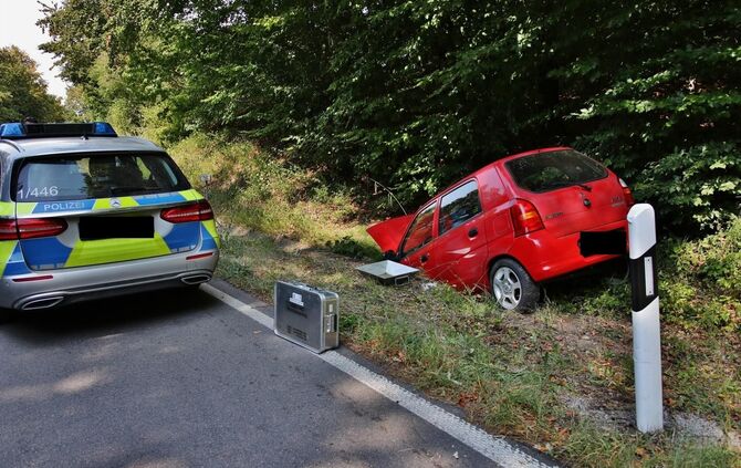 Unfall auf der Landstraße - Pkw schanzt in Bachbatt