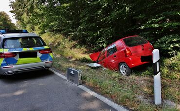Unfall auf der Landstraße - Pkw schanzt in Bachbatt