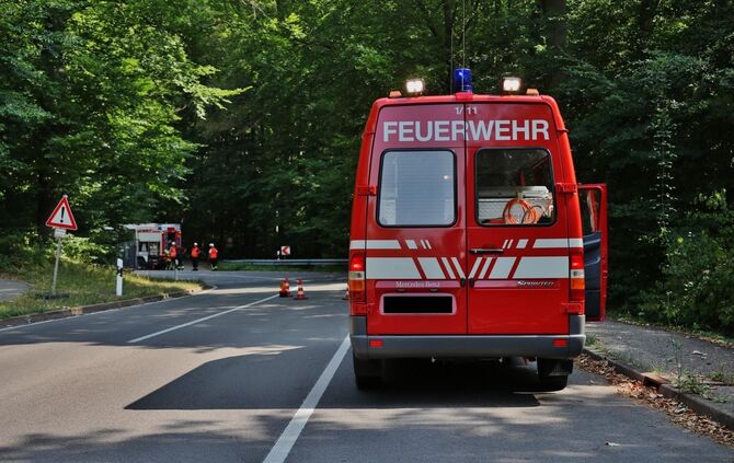 Unfall auf der Landstraße - Pkw schanzt in Bachbatt