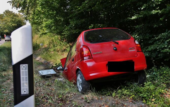 Unfall auf der Landstraße - Pkw schanzt in Bachbatt