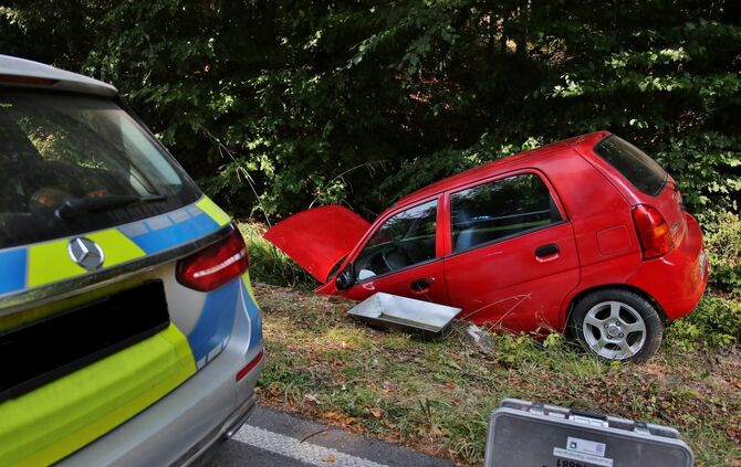 Unfall auf der Landstraße - Pkw schanzt in Bachbatt