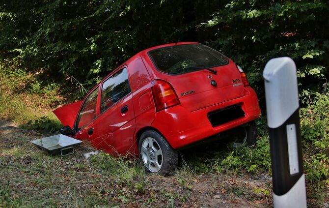 Unfall auf der Landstraße - Pkw schanzt in Bachbatt
