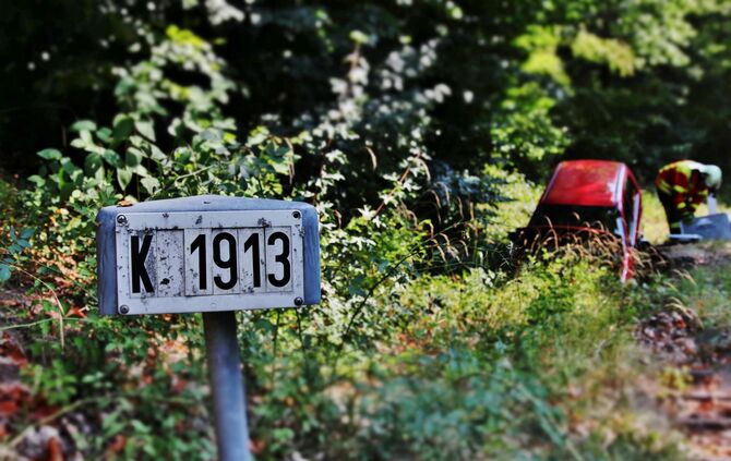 Unfall auf der Landstraße - Pkw schanzt in Bachbatt