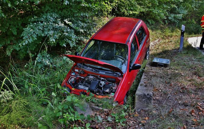 Unfall auf der Landstraße - Pkw schanzt in Bachbatt