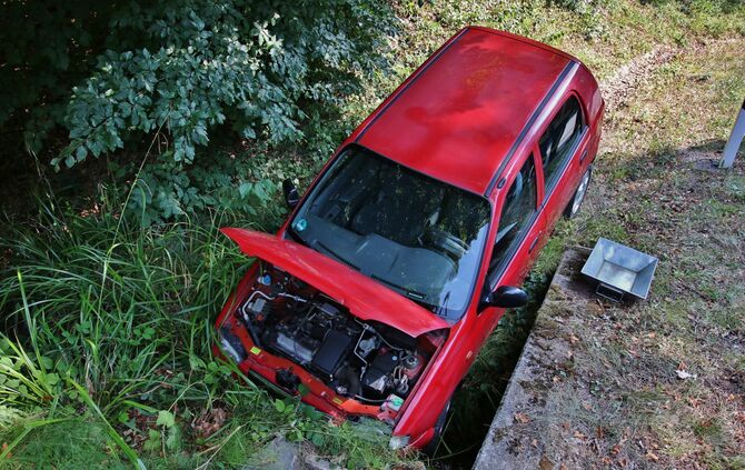 Unfall auf der Landstraße - Pkw schanzt in Bachbatt