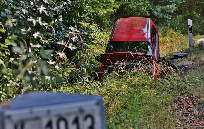 Unfall auf der Landstraße - Pkw schanzt in Bachbatt