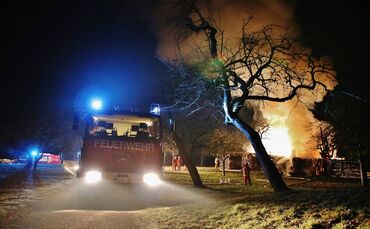Wieder brennt ein Holzstapel im Rems-Murr Kreis - NÃ¤chtlicher Einsatz_0