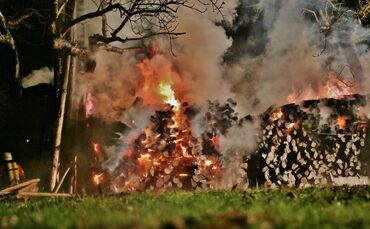 Wieder brennt ein Holzstapel im Rems-Murr Kreis - NÃ¤chtlicher Einsatz_0