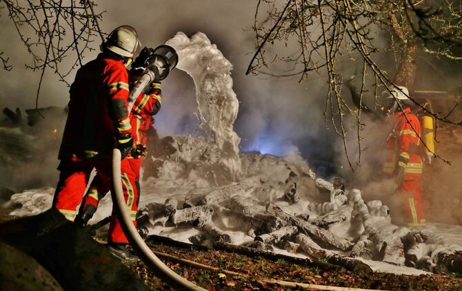 Wieder brennt ein Holzstapel im Rems-Murr Kreis - NÃ¤chtlicher Einsatz_2