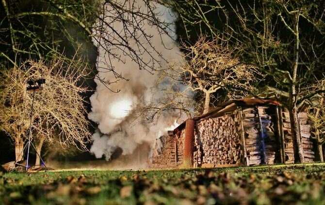 Wieder brennt ein Holzstapel im Rems-Murr Kreis - NÃ¤chtlicher Einsatz_3