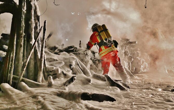 Wieder brennt ein Holzstapel im Rems-Murr Kreis - NÃ¤chtlicher Einsatz_4