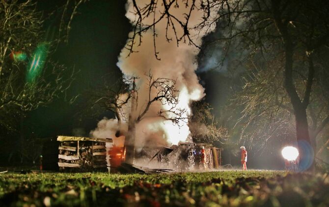 Wieder brennt ein Holzstapel im Rems-Murr Kreis - NÃ¤chtlicher Einsatz_5