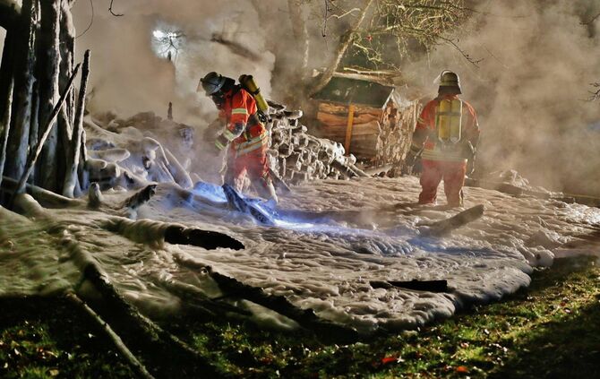 Wieder brennt ein Holzstapel im Rems-Murr Kreis - NÃ¤chtlicher Einsatz_6