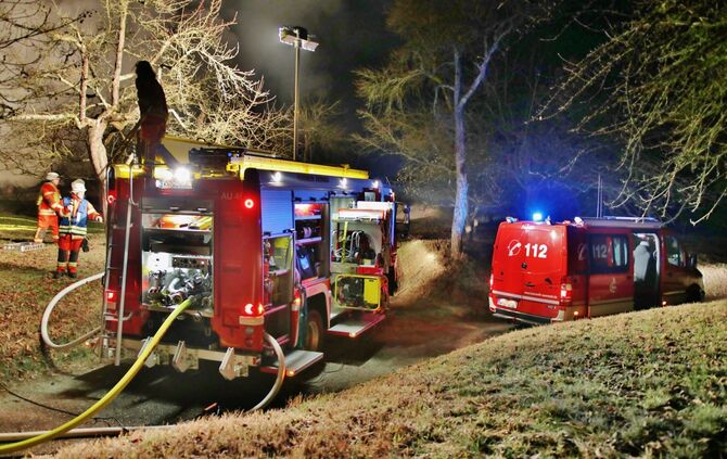 Wieder brennt ein Holzstapel im Rems-Murr Kreis - NÃ¤chtlicher Einsatz_7