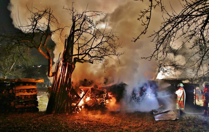 Wieder brennt ein Holzstapel im Rems-Murr Kreis - NÃ¤chtlicher Einsatz_8