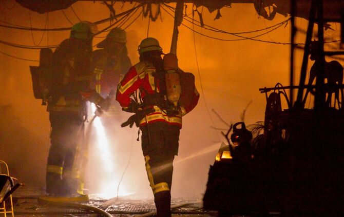 Grossbrand in Gewaechshaus einer Gaertnerei, Remshalden-Geradstetten, Rems-Murr-Kreis, 14.03.2018.