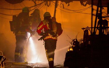 Grossbrand in Gewaechshaus einer Gaertnerei, Remshalden-Geradstetten, Rems-Murr-Kreis, 14.03.2018.