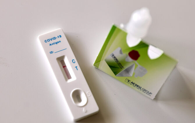 Corona Schnelltest Sars-CoV-2 Rapid Antigen Test symbol symbolbild symbolfoto